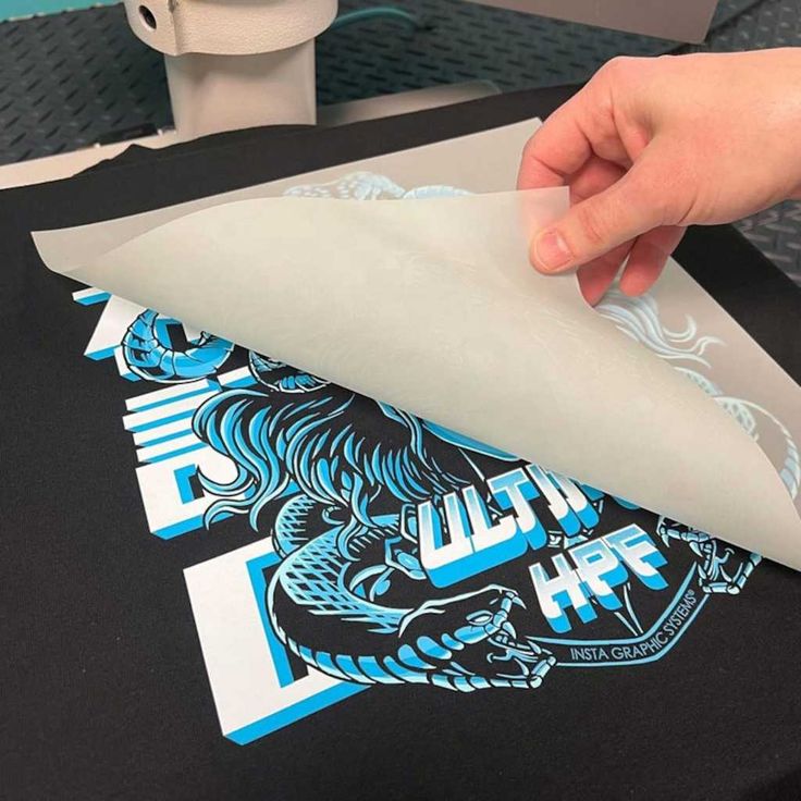 Estampa azul de alta qualidade aplicada em camiseta preta