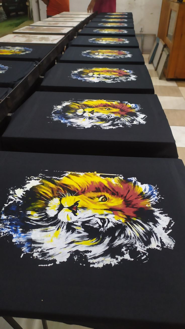Camisetas pretas com estampa de leão colorido