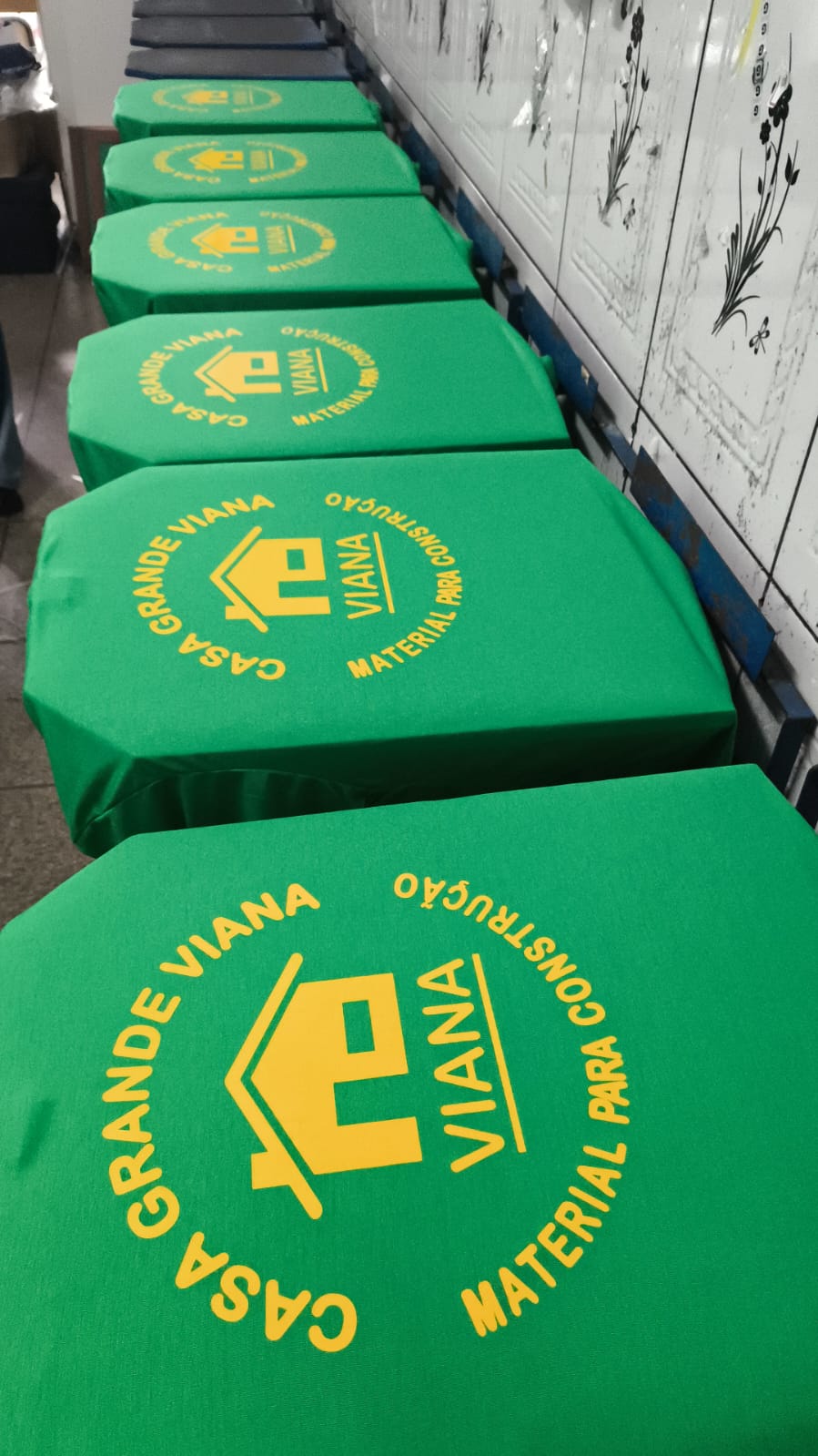 Camisetas verdes Casa Grande Viana material para construção